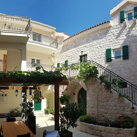 Apartments Dvor - Ap1, Ap2, Ap3 Baška Voda Extérieur photo