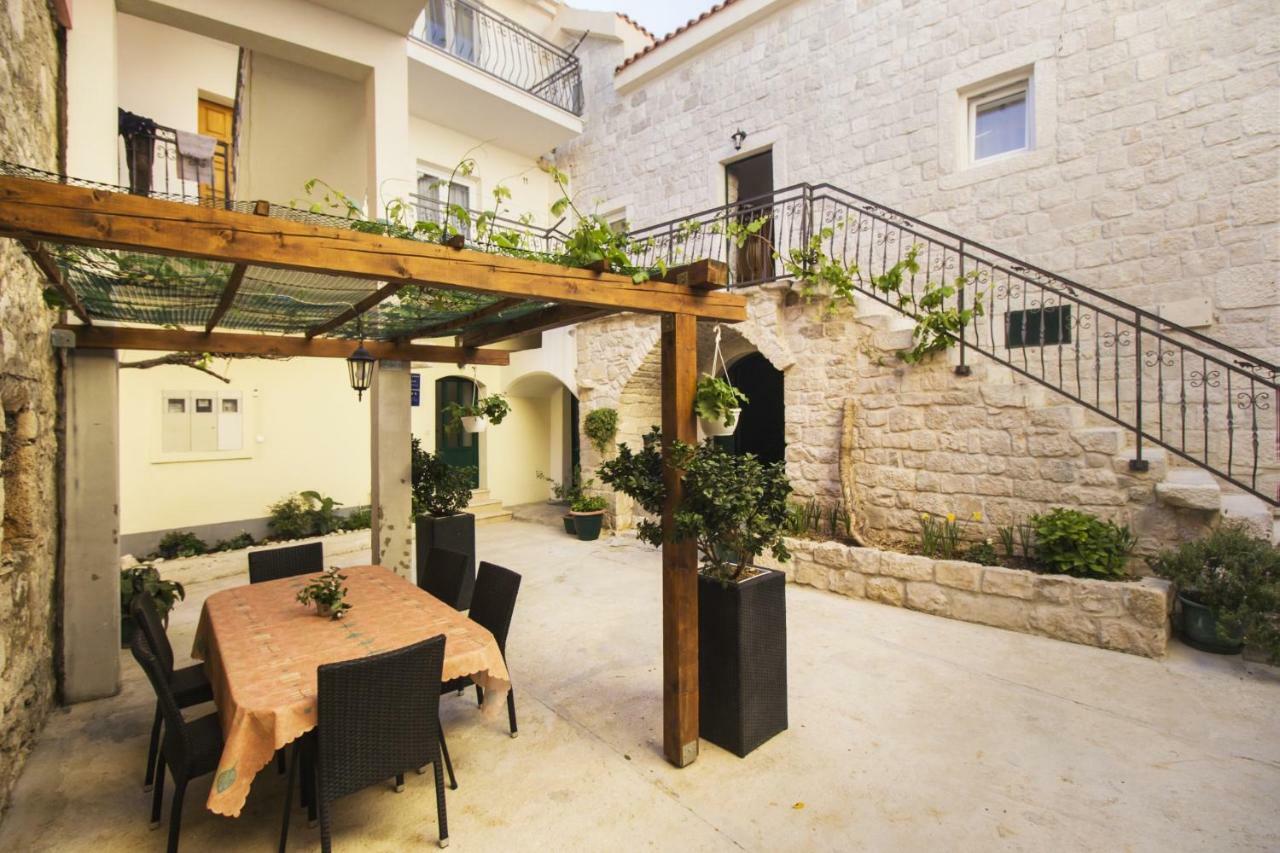 Apartments Dvor - Ap1, Ap2, Ap3 Baška Voda Extérieur photo