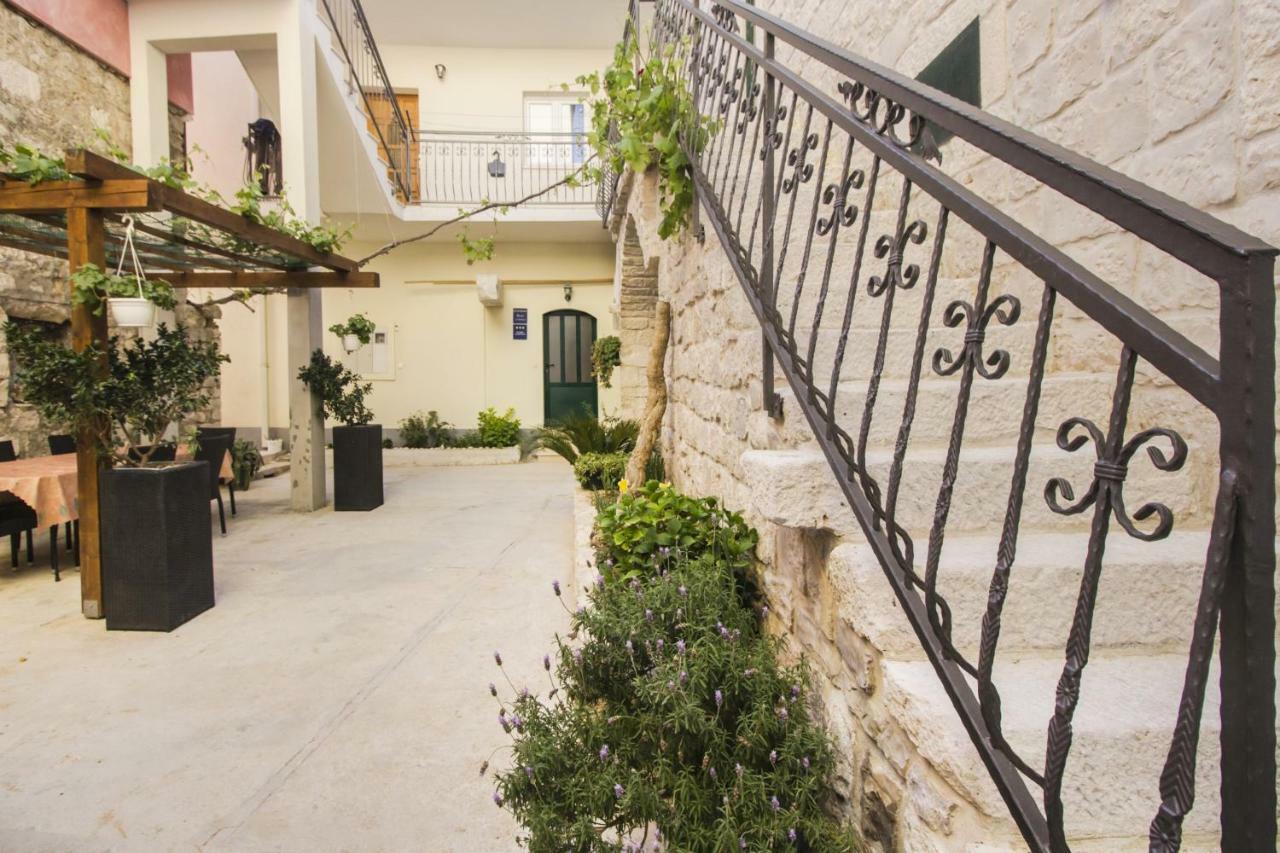 Apartments Dvor - Ap1, Ap2, Ap3 Baška Voda Extérieur photo
