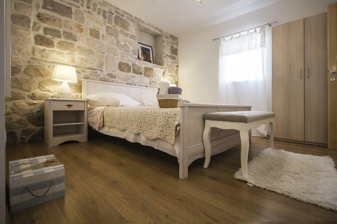 Apartments Dvor - Ap1, Ap2, Ap3 Baška Voda Extérieur photo