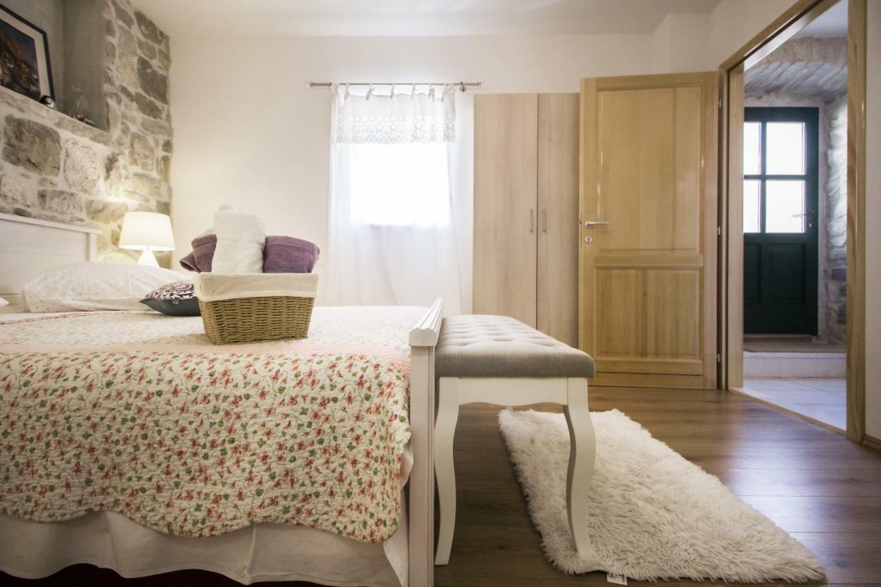 Apartments Dvor - Ap1, Ap2, Ap3 Baška Voda Extérieur photo