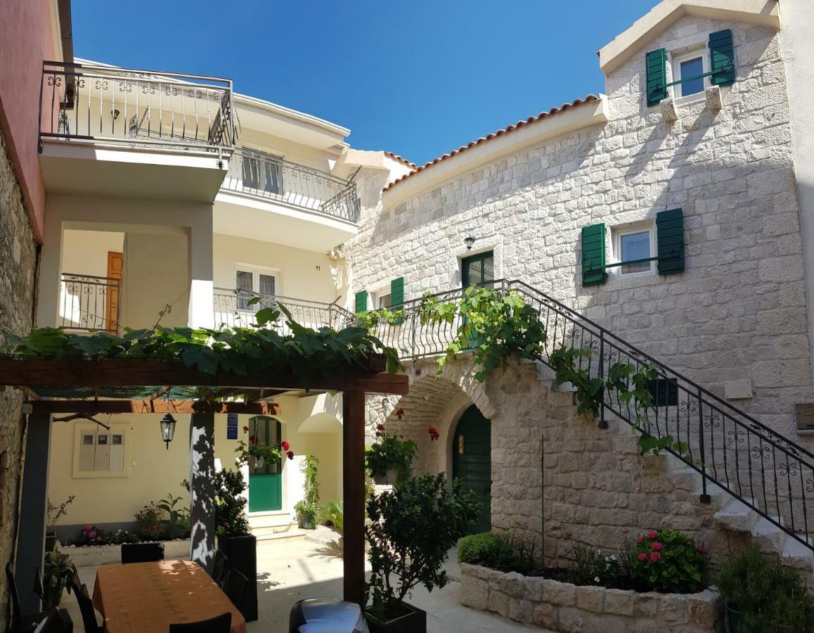 Apartments Dvor - Ap1, Ap2, Ap3 Baška Voda Extérieur photo